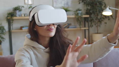 Junge-Frau-Erlebt-Augmented-Reality-Mit-VR-Brille